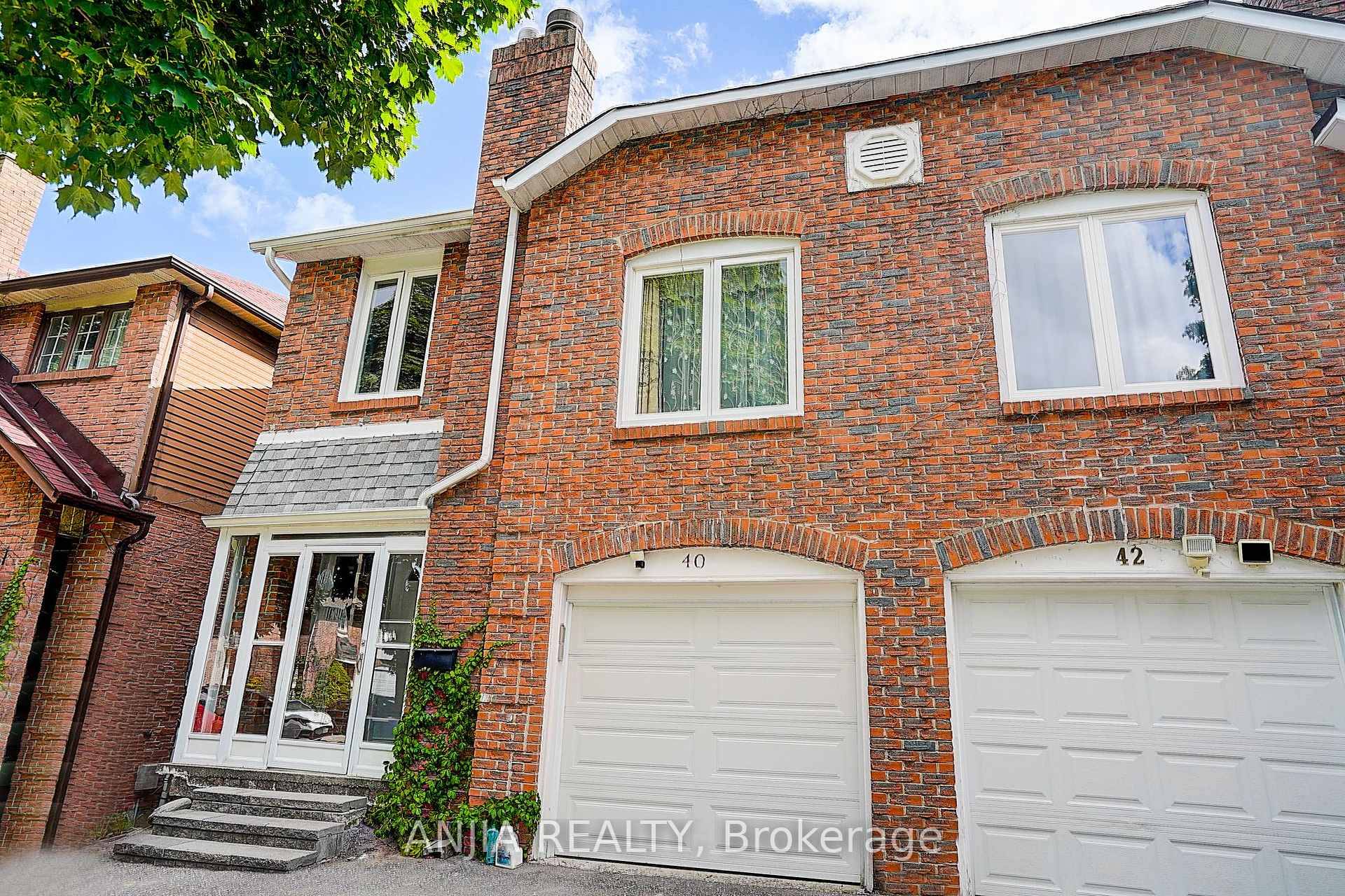 Ravine Lot ! Walk Out Basement !