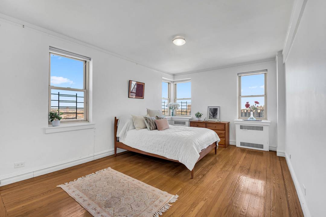 High Floor Corner Residence with Sweeping Panoramic Views Wake each morning in a tranquil, sun drenched home where expansive, unobstructed views stretch across the New York skyline.