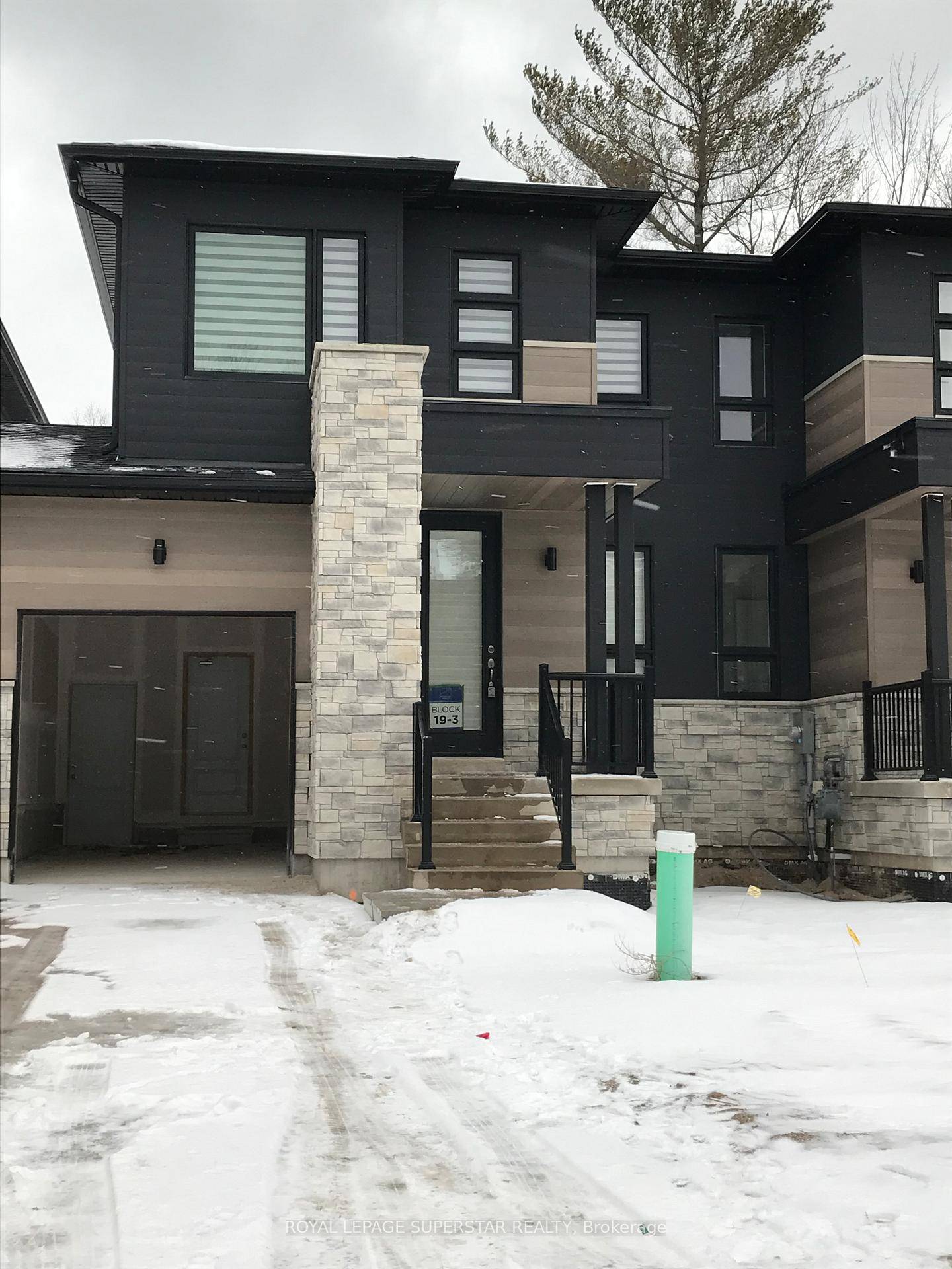 Beautiful Townhome Spacious and bright main floor Living Dining Room.