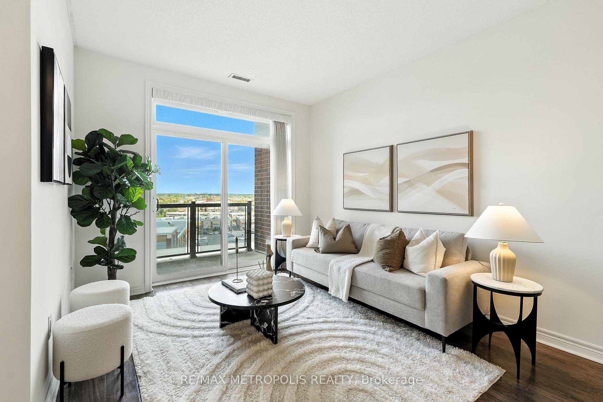 Welcome to a beautifully maintained condo that combines comfort, functionality, and style.