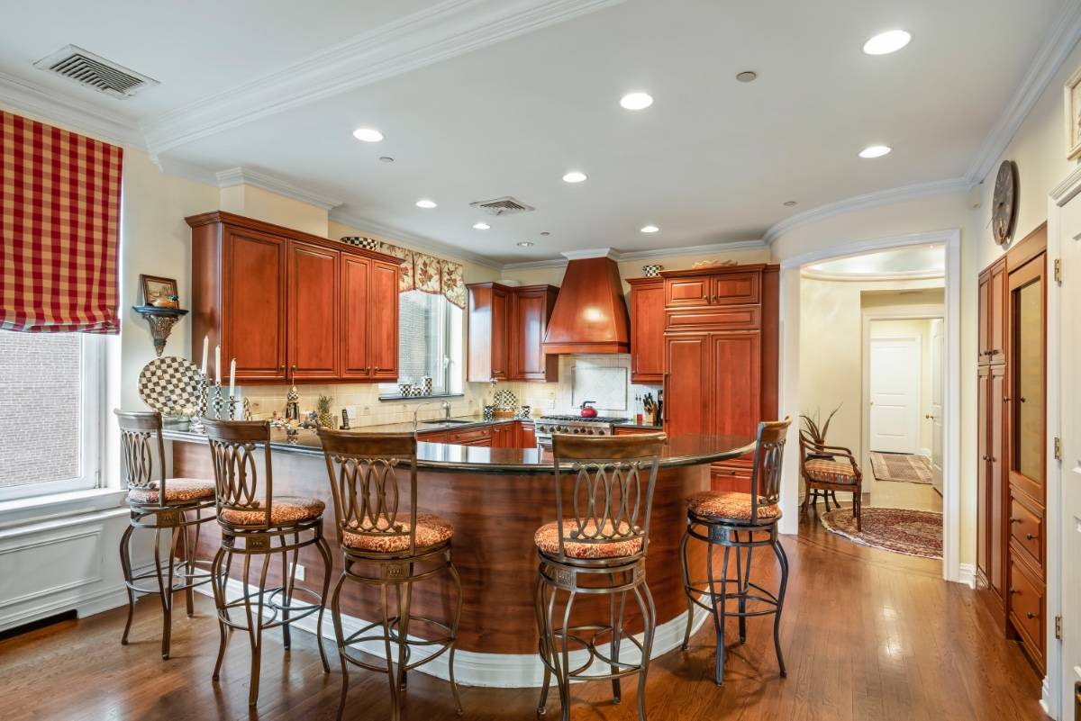 MAJOR PRICE REDUCTION ! IN PERSON AND VITUAL SHOWING AVAILABLE.