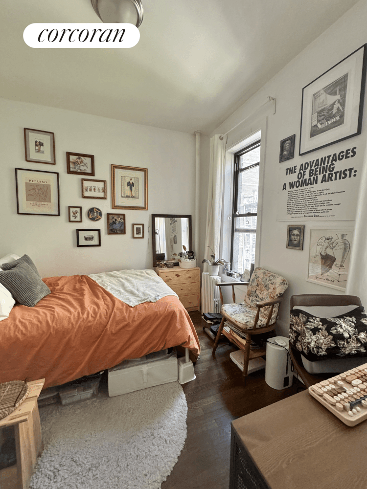 Currently Occupied Brokerage fee applies TRUE two bedroom located on E70th st with easy access to EVERYTHING !
