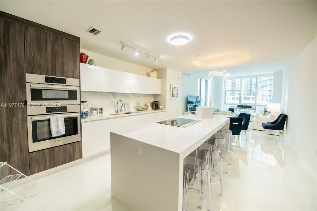 This spacious and luxurious condo at Paramount Miami World Center has it all.