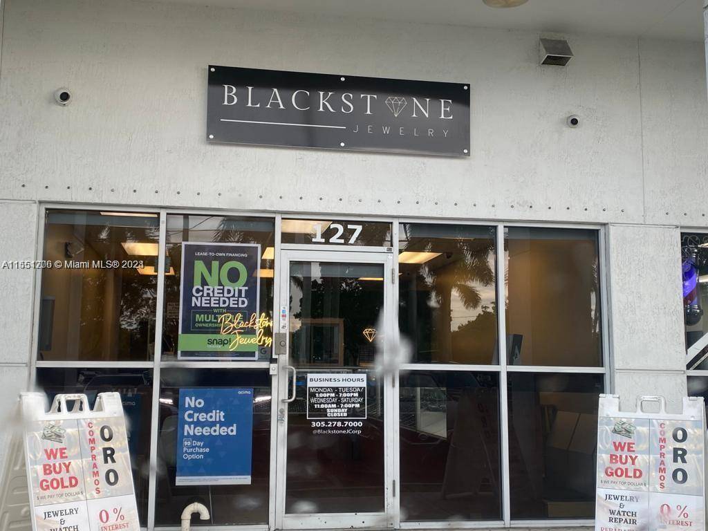 BUSINESS OPPORTUNITY. EXCELLENT JEWELRY STORE WITH PRIVATE OFFICE.