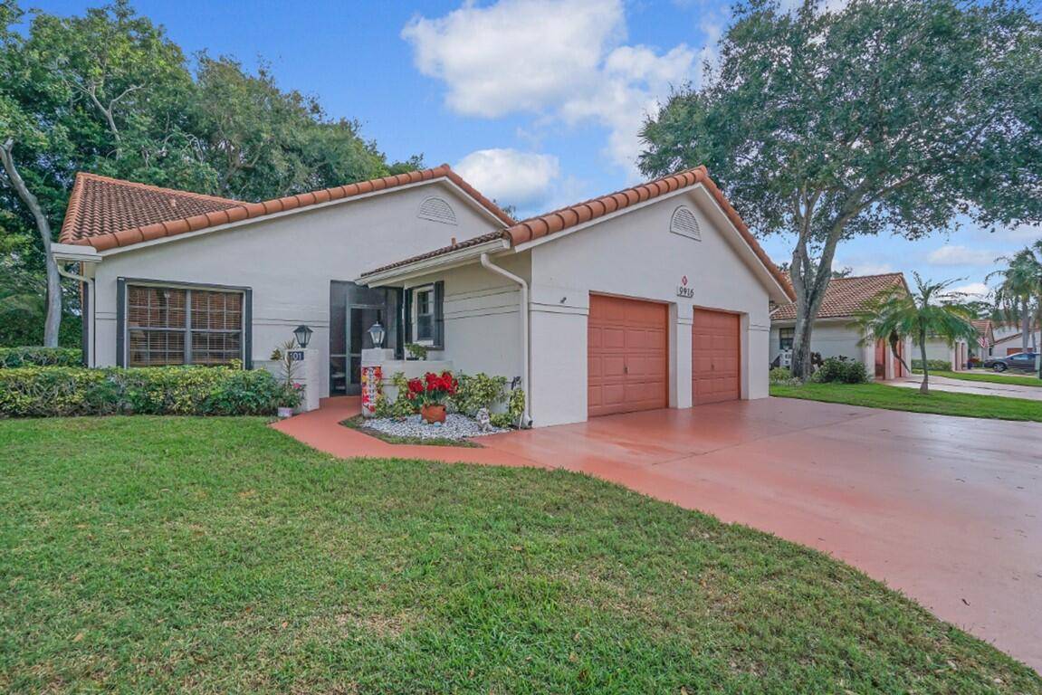 Spacious 2 bedroom, 2 bath end unit villa with an oversized den office in the highly desirable Sun Valley East community in beautiful Boynton Beach.
