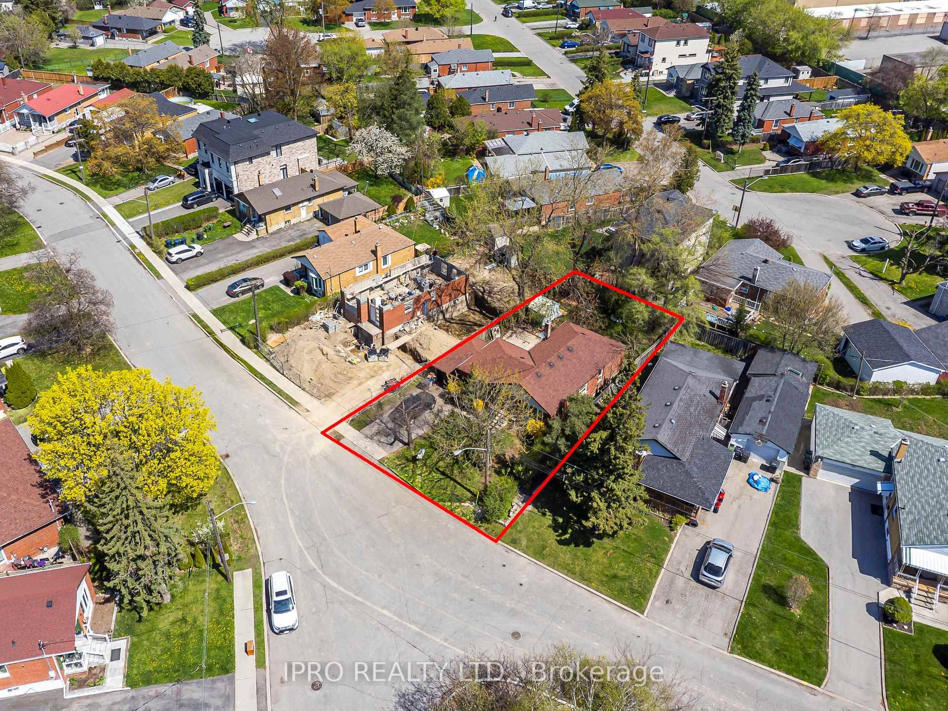 Large 3 bedroom bungalow in the coveted neighbourhood of Wexford Maryvale situated on a huge lot.