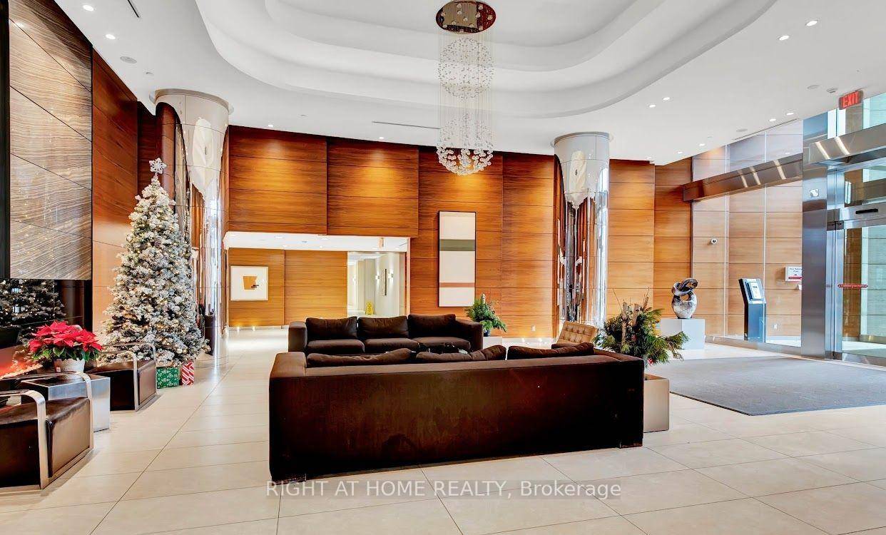 Beautiful Corner Unit, Almost 900 Square Feet Of Luxury !