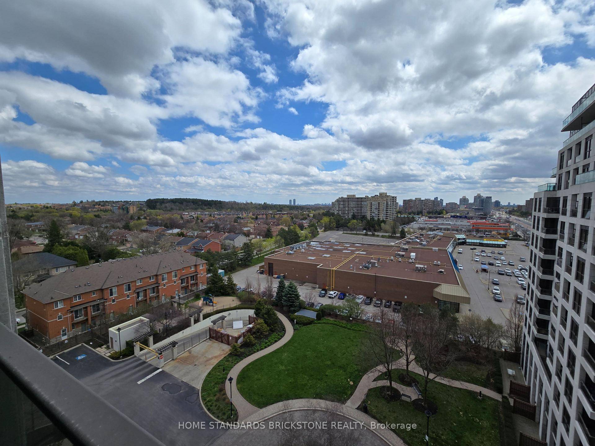 Bright and Unobstructed South City View 1Bed Unit With Separate Den.
