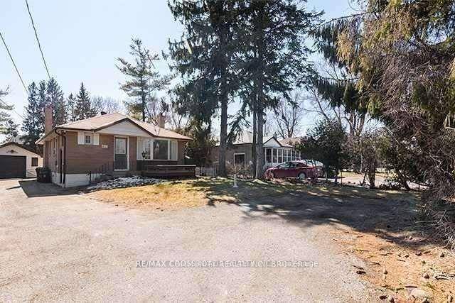 Detached Bungalow Main floor only with 3 bedroom and 1 washroom for lease in Scarborough area.