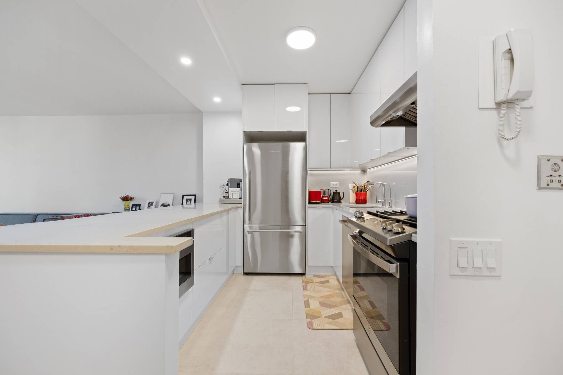 Move in ready and beautifully renovated, this east facing apartment boasts an abundance of natural light and an extra large balcony overlooking stunning cityscapes and open skies.