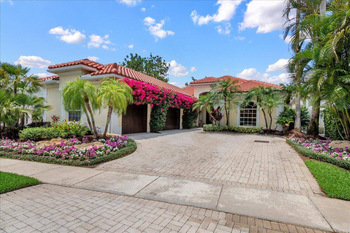 Superbly Located Near the Renowned Winter Equestrian Festival !