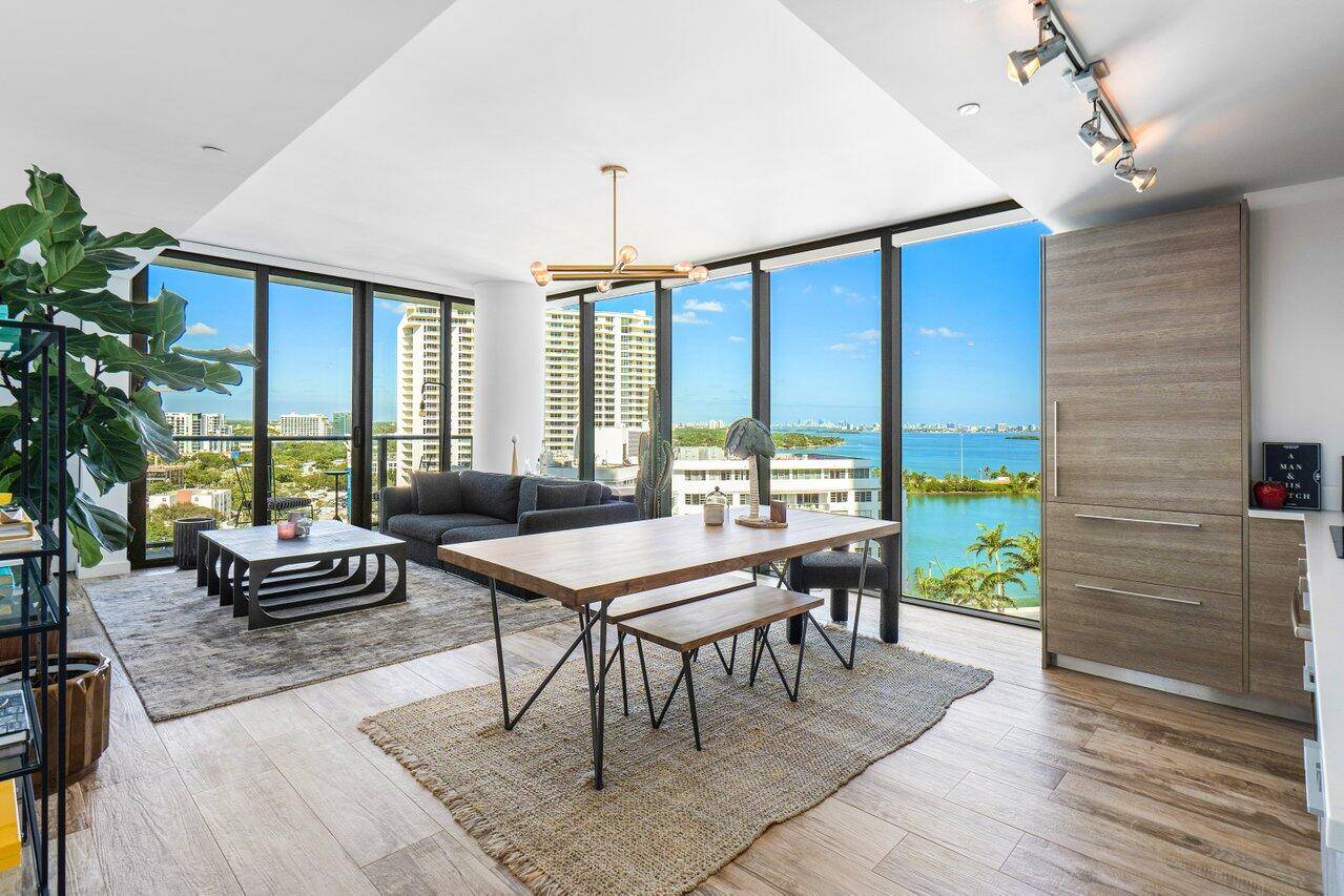This 1 bedroom, 1. 5 bathroom unit boasts floor to ceiling glass windows, 9 foot ceilings, and renovated kitchen cabinetry.