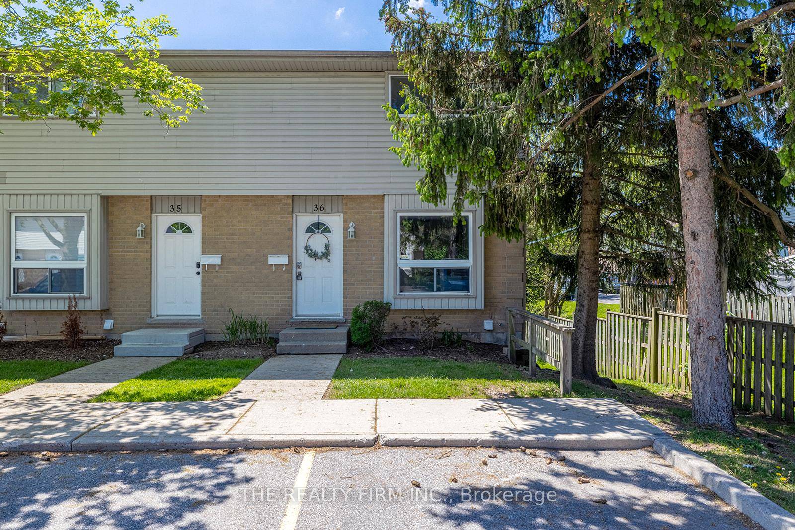Welcome to 36 577 Third Street ; a bright END UNIT townhome featuring a rare WALK OUT BASEMENT.