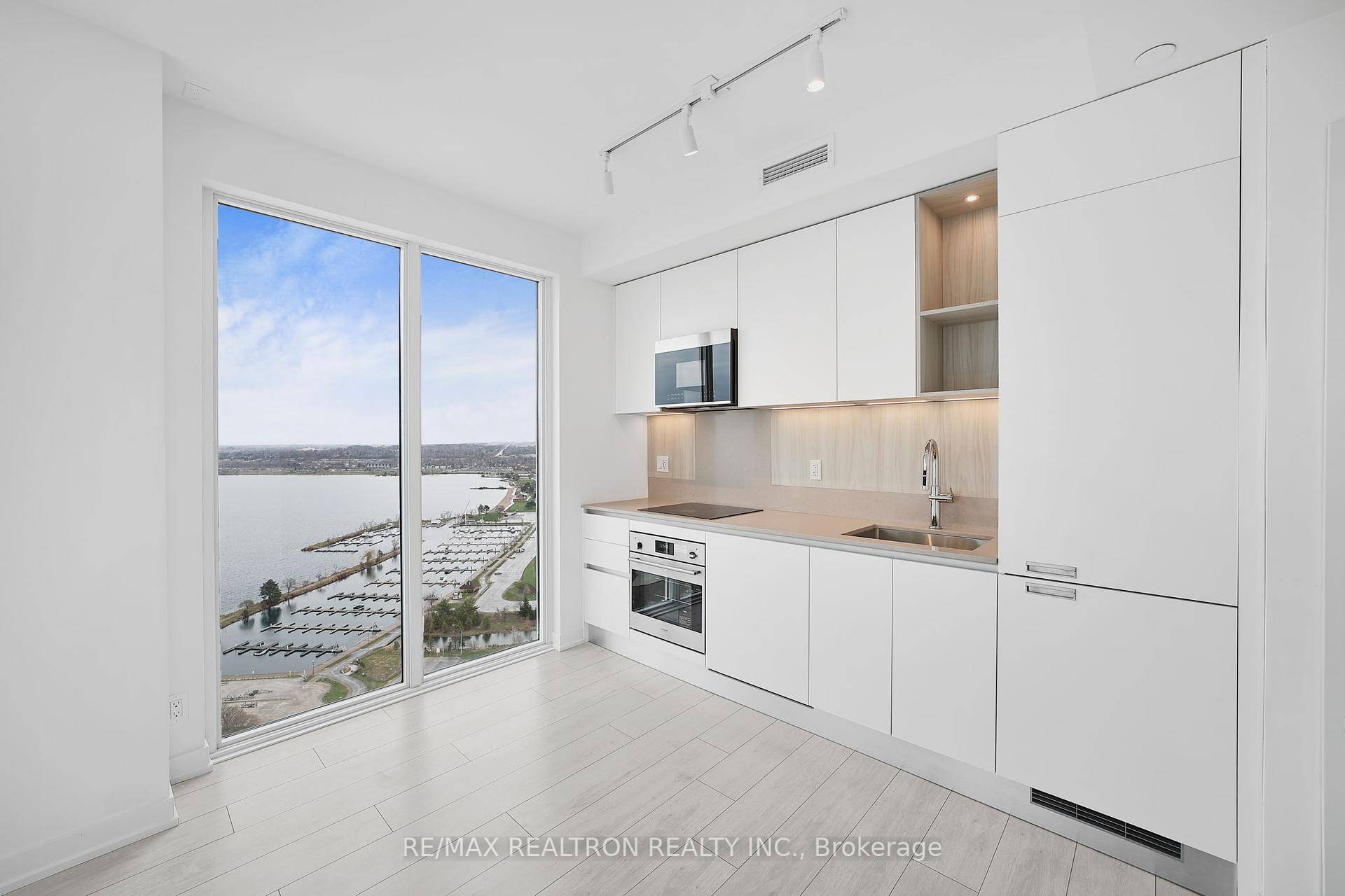 South East Lakefront Corner Suite !
