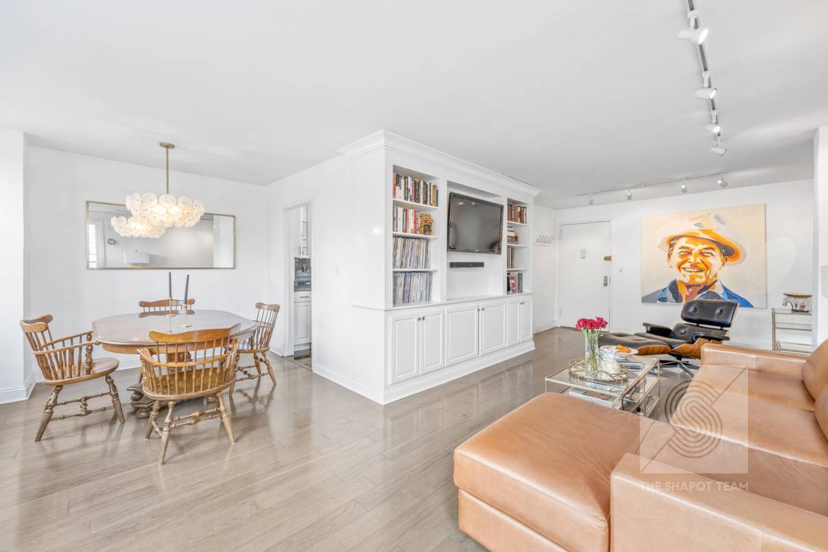 AN EMPIRE STATE OF MIND IN MURRAY HILL Sophisticated and upscale, Apartment 19B is a gracious residence that offers the perfect opportunity to enjoy your own slice of The Big ...