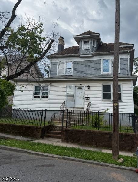 Spacious 6 bedroom, 3 bath Colonial in Newark with 2, 580 sq ft of living space.
