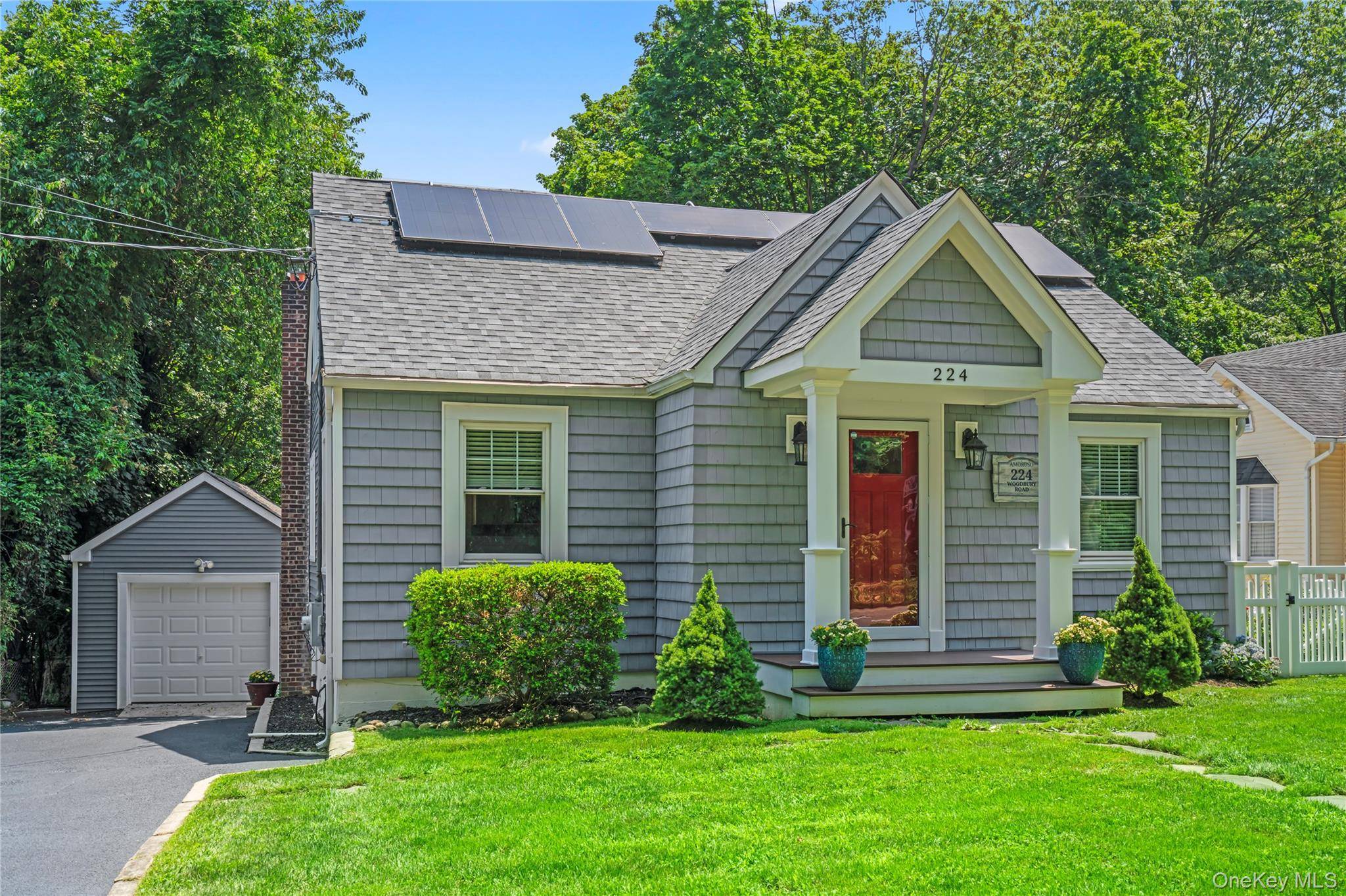 Fantastic New Price. Move right in to this chic amp ; updated home in Huntington Village.