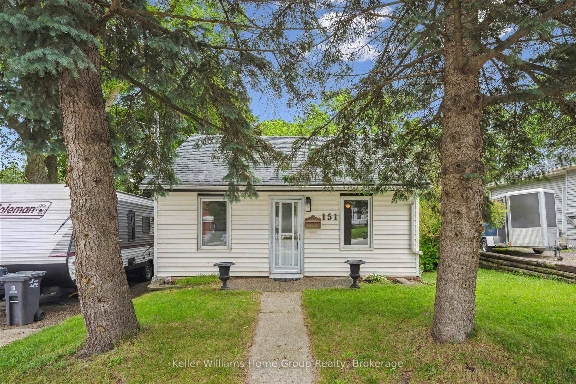 A HUGE LOT and opportunity at 151 Metcalfe St awaits !