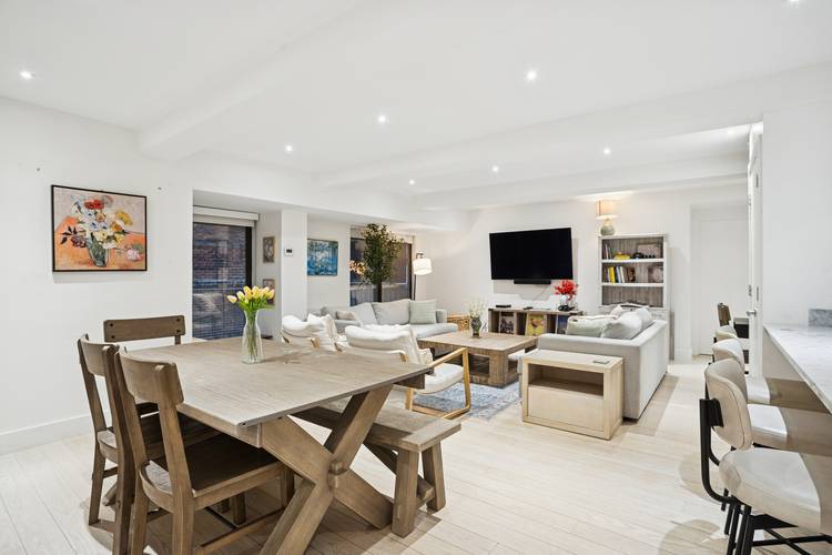 2 Bed, 2 Bath Residence in a Historic French Limestone Landmark Prime Flatiron Set within a stunning historic French limestone Beaux Arts building, this fully renovated 2 bedroom, 2 bath ...
