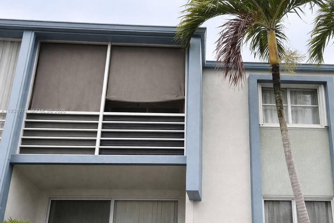 Spacious 2 bedroom, 1 bath corner unit, ideally located near FIU.