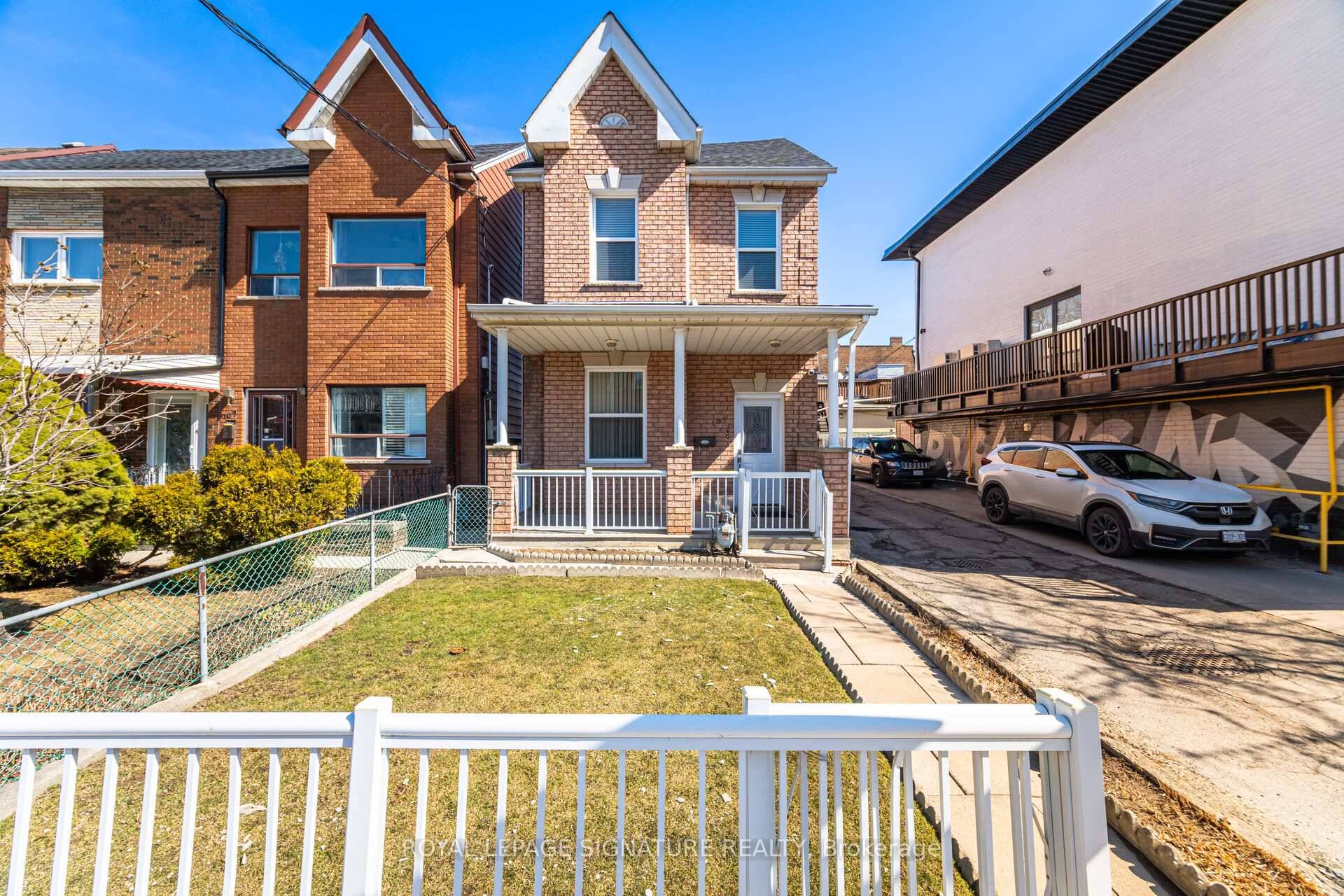 Bright amp ; Spacious 2 Bedroom Apartment in the Heart of Queen West !