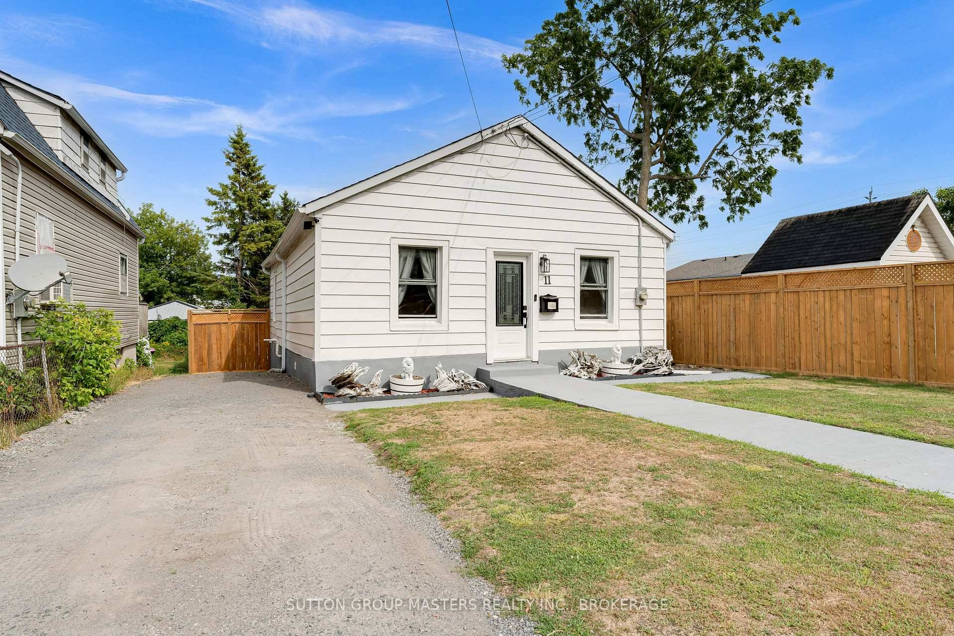 Welcome to this charming and updated 3 bedroom, 1 bathroom bungalow located in the city central Kingscourt neighbourhood, just steps from the Memorial Centre Farmers Market, Culligan Water Park, and ...