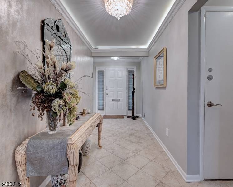 FABULOUS APSEN MODEL WITH 3 BEDROOMS UPSTAIRS.
