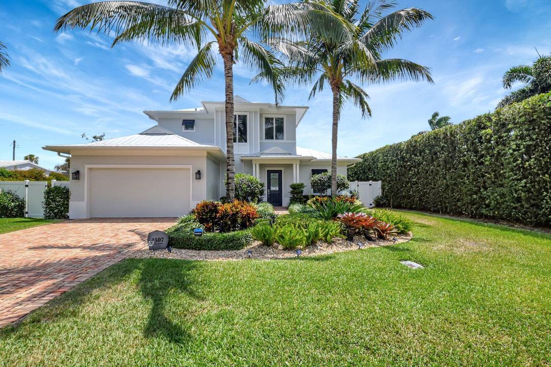 THIS 3 BEDOOM PLUS DEN SHORT TERM RENTAL IS MINUTES TO DOWNTOWN DELRAY BEACH'S FAMOUS ATLANTIC AVENUE AND BEACH.
