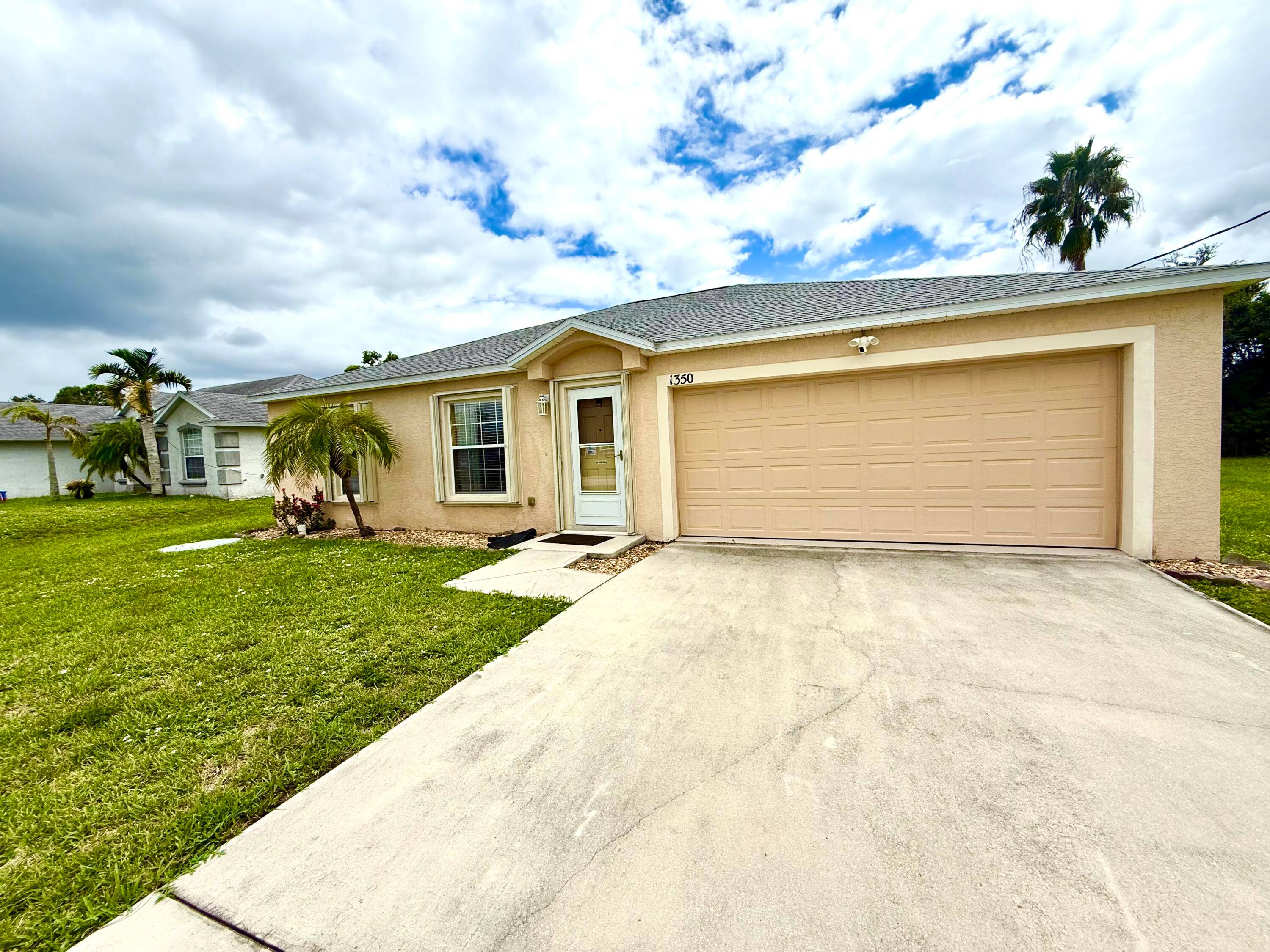 Beautiful 3 Bed, 2 Bath Home in the Heart of Downtown Port Saint Lucie.