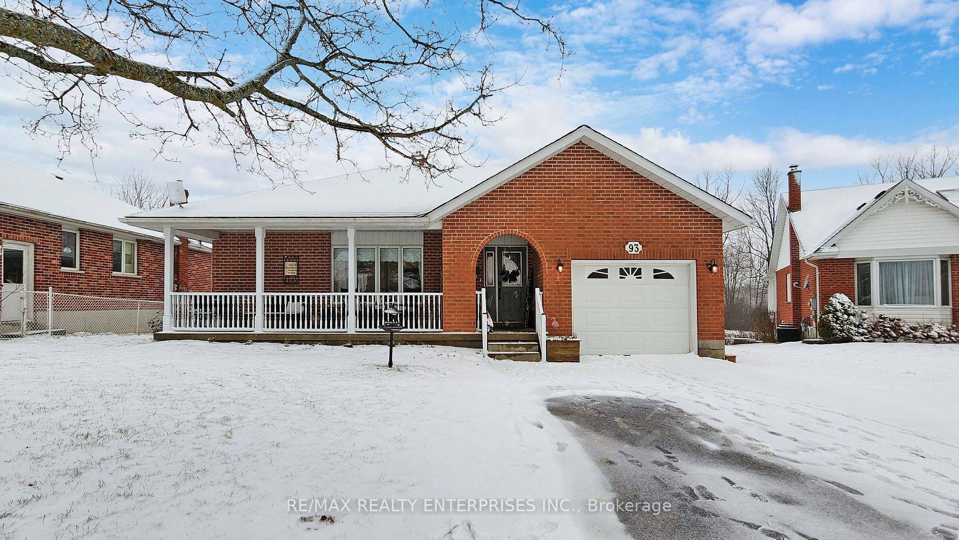 Spacious renovated brick bungalow in the country, but with all the city amenities you are used to including, city water, sewers, fibre internet and natural gas !