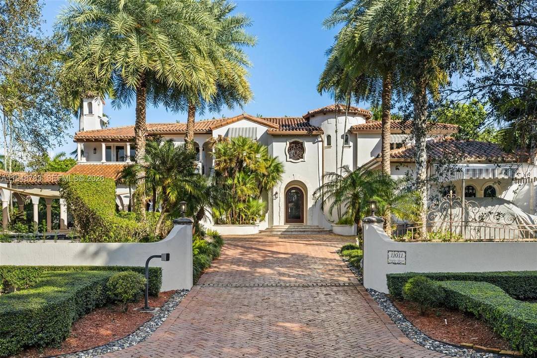 Stunning Spanish Villa in Exclusive Hammock Oaks A rare opportunity to reside in the exclusive gated community of Hammock Oaks.