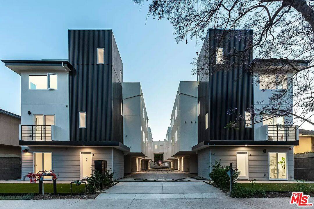 945  N Oxford Ave 4.0 LA
