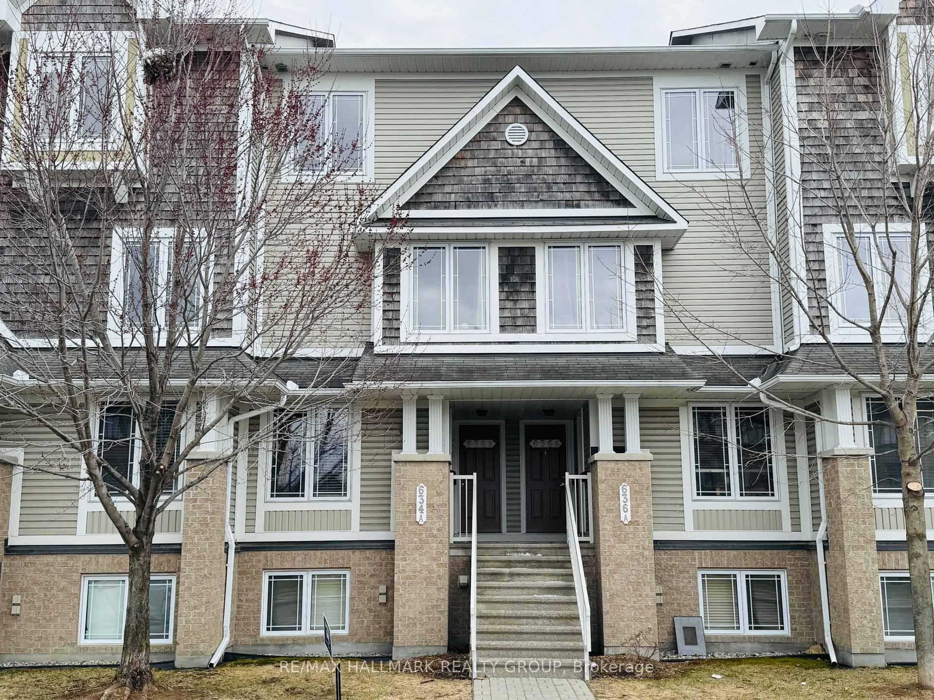 Welcome to this bright and spacious upper level unit, ideally situated in the vibrant Barrhaven community.