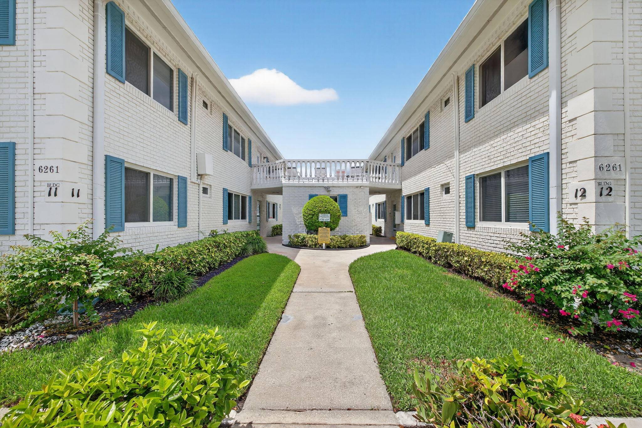 Welcome to 6261 NE 19th Avenue, Apt 1210 a beautifully updated 1 bedroom, 1.