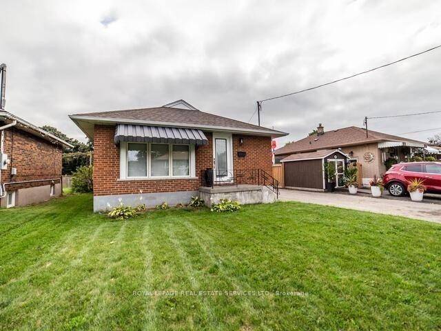 Lower Level 2 Bedroom Unit With Large Kitchen And Backyard Access.
