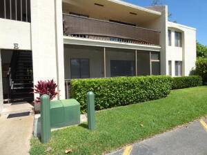 2 bedroom, 2 bath located in the heart of Jupiter close to shopping, schools and more !