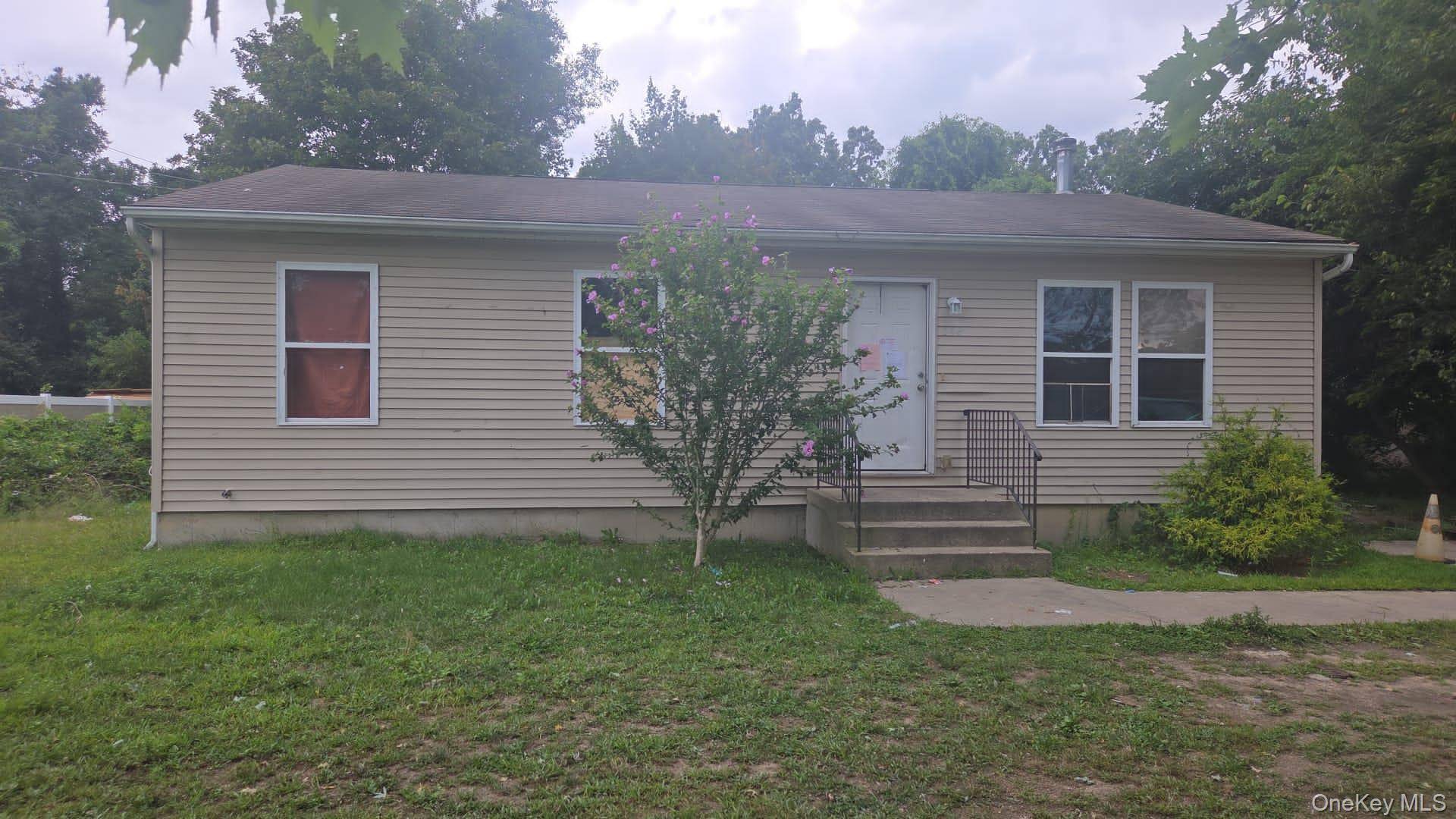 Full house rental 3 bedroom, 1 full bathroom, Living room EIN Kitchen full basement.