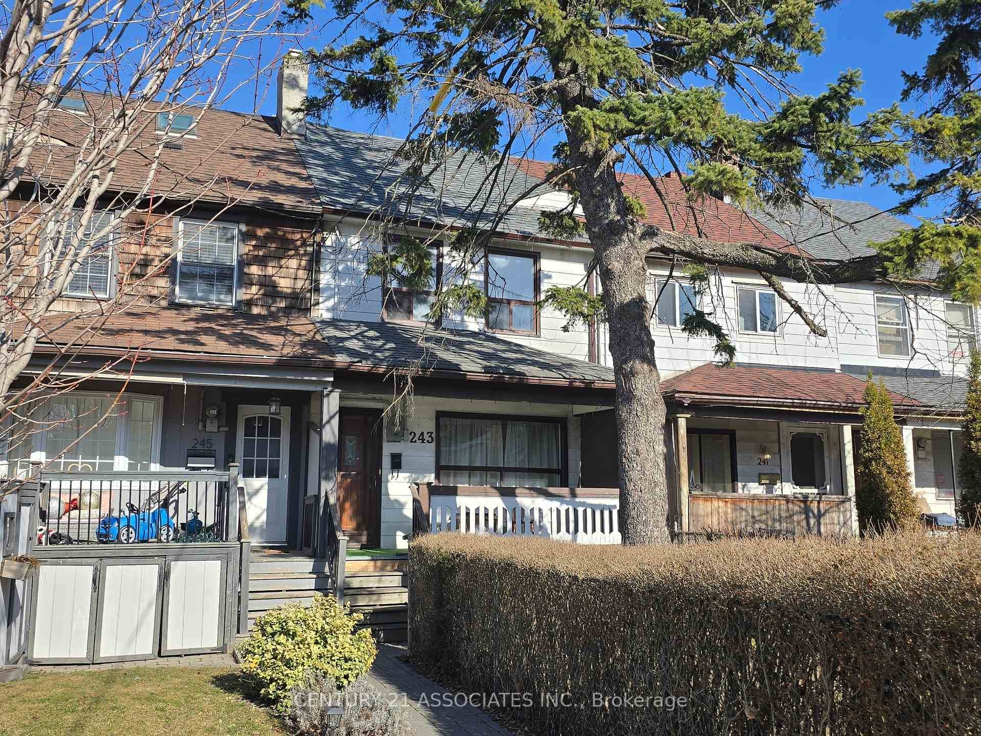 Attentions builders renovators this freehold rowhouse needs your help !