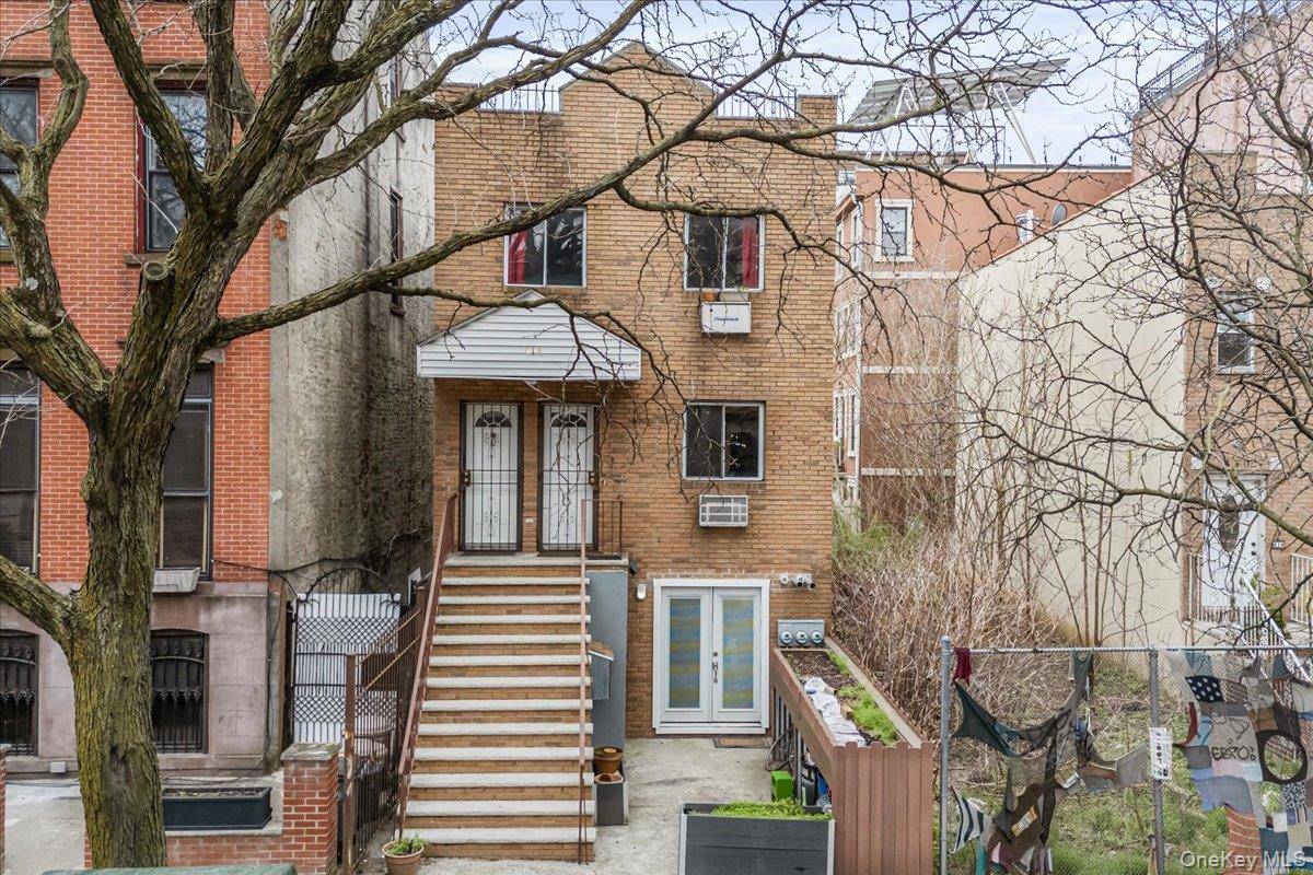 This well maintained 2 family in the heart of Bed.