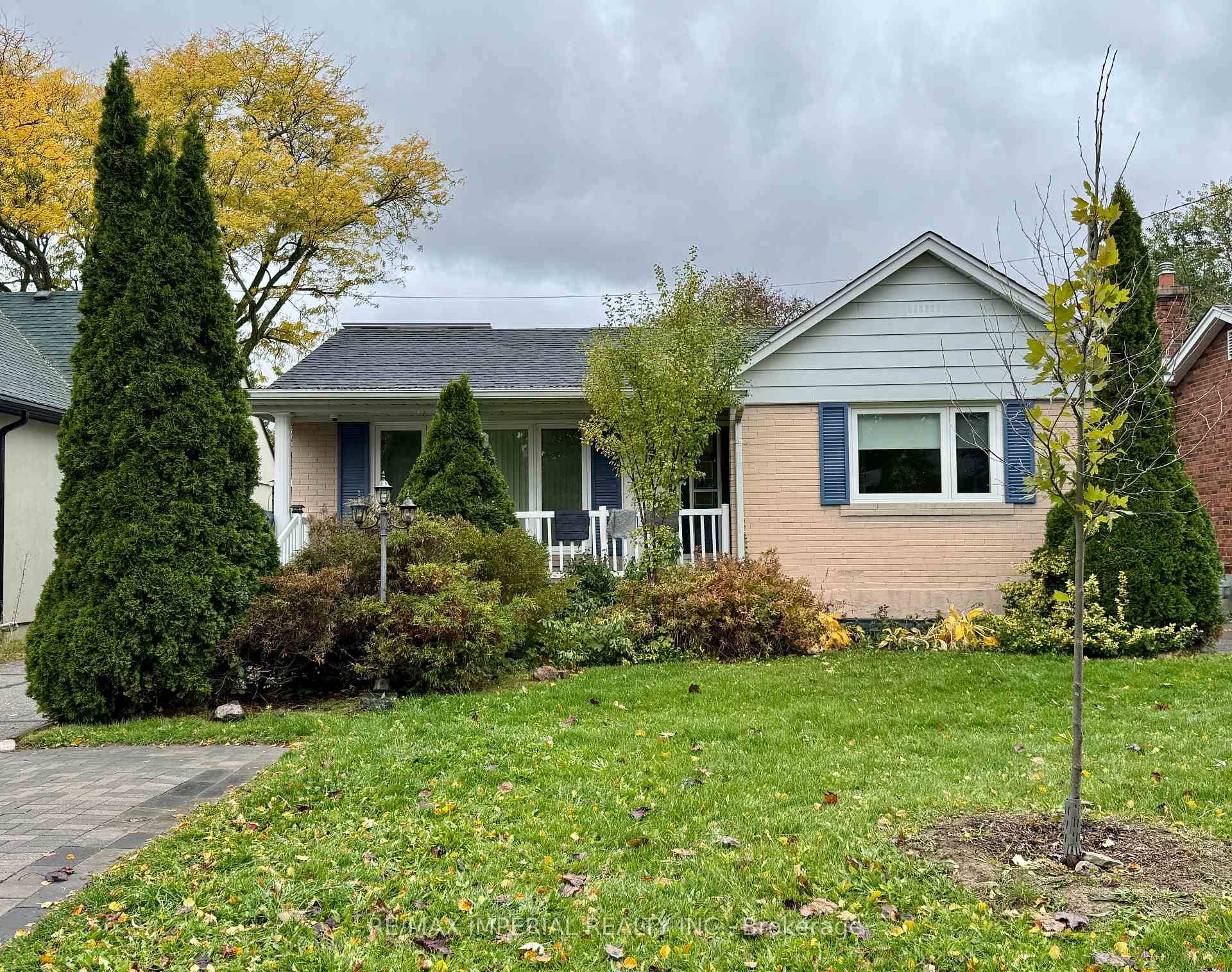 Beautifully updated bungalow in a highly desirable, family friendly neighbourhood !