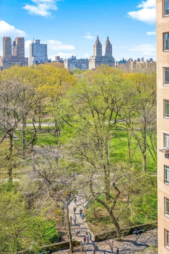 Move right into this rarely available, high floor E line residence, perfectly positioned in one of Fifth Avenue s most distinguished white glove cooperatives, designed in 1939 by acclaimed American ...