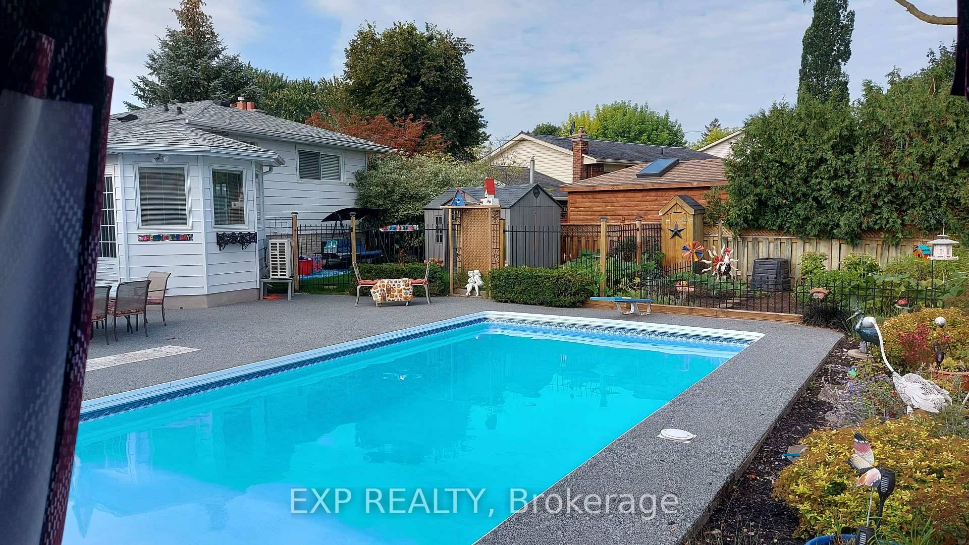 CHARMING FAMILY HOME WITH POOL IN THE HEART OF LUCAN !