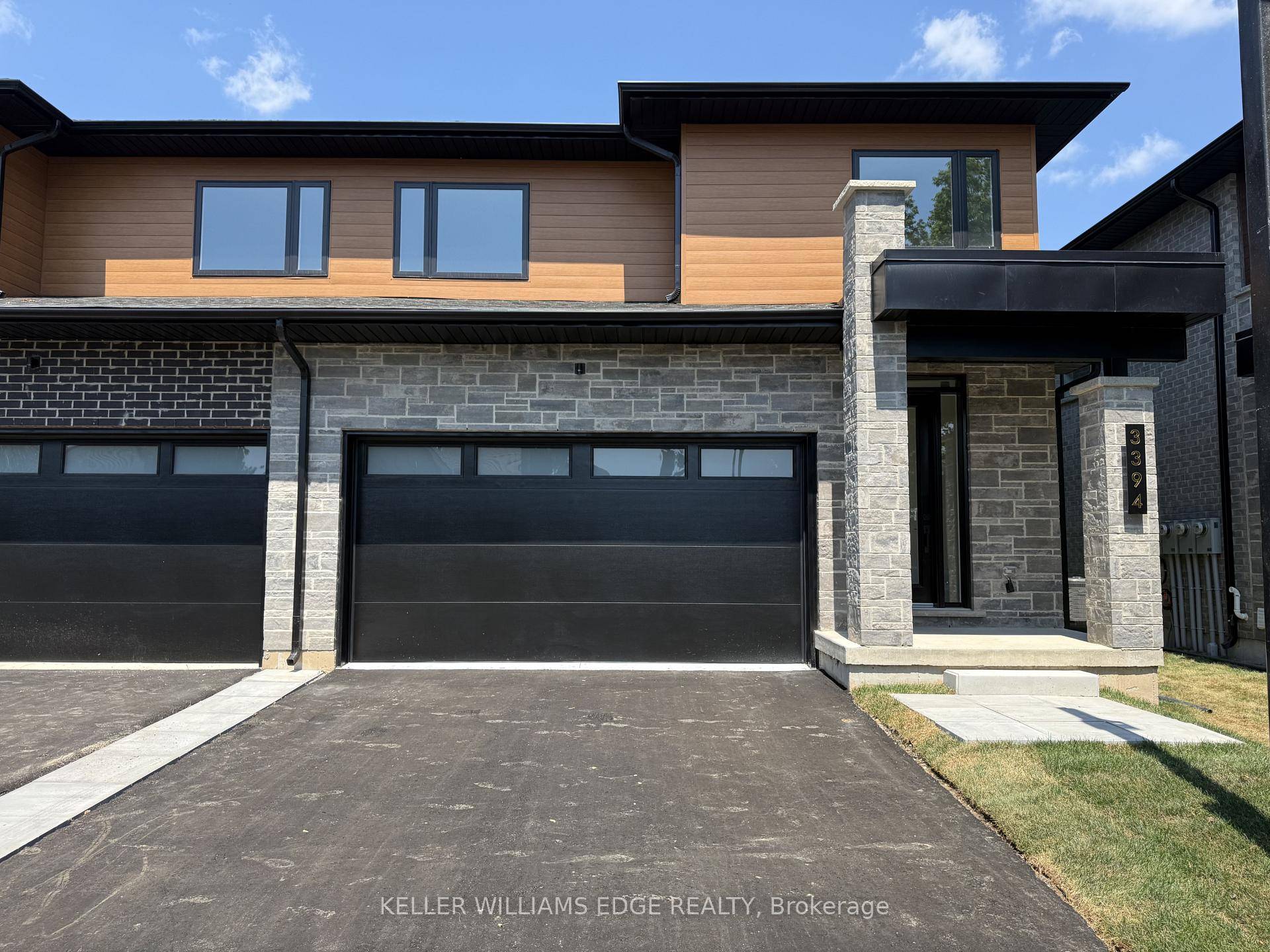 Brand new executive town home never lived in !