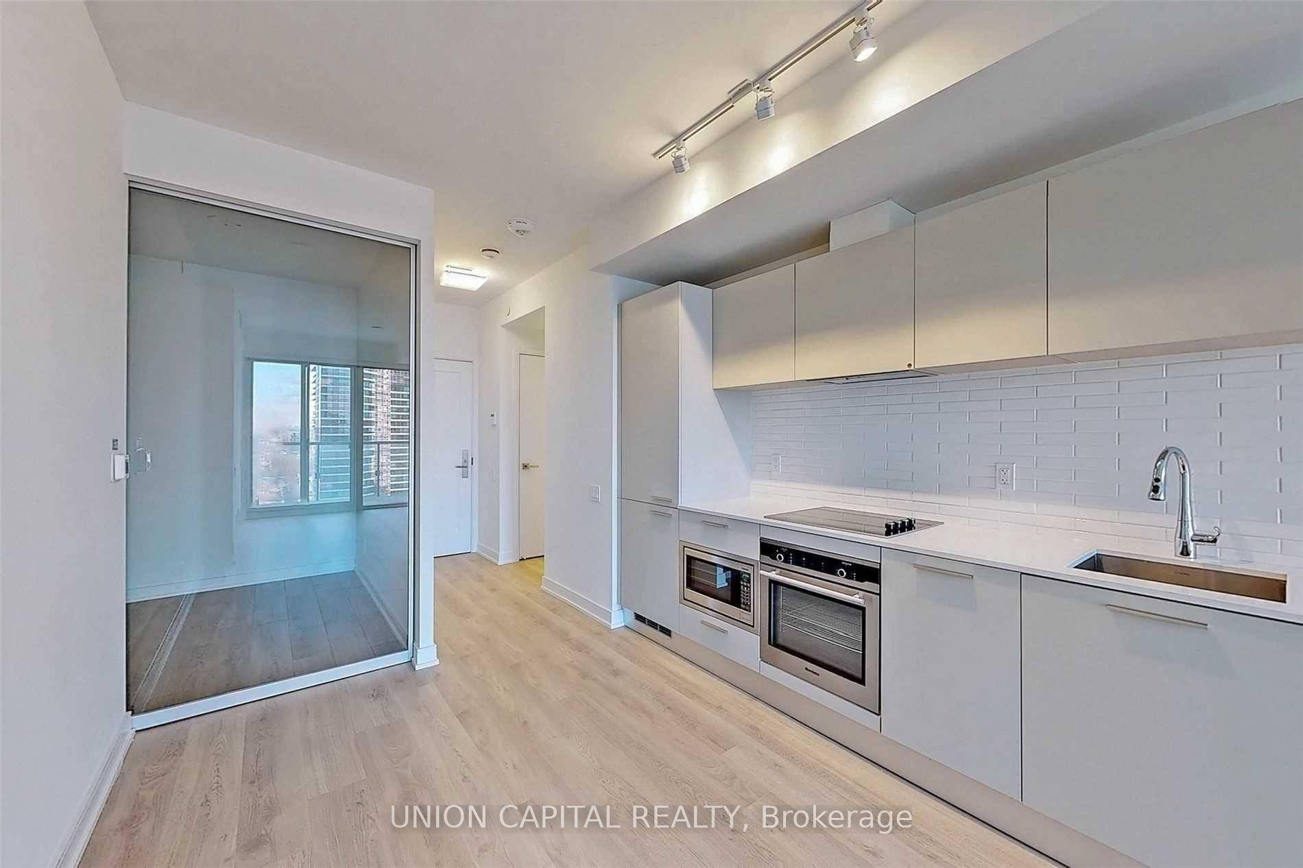 Glamorous amp ; Convenient Downtown Living At the Luxurious Gloucester On Yonge W Direct Access To Subway.