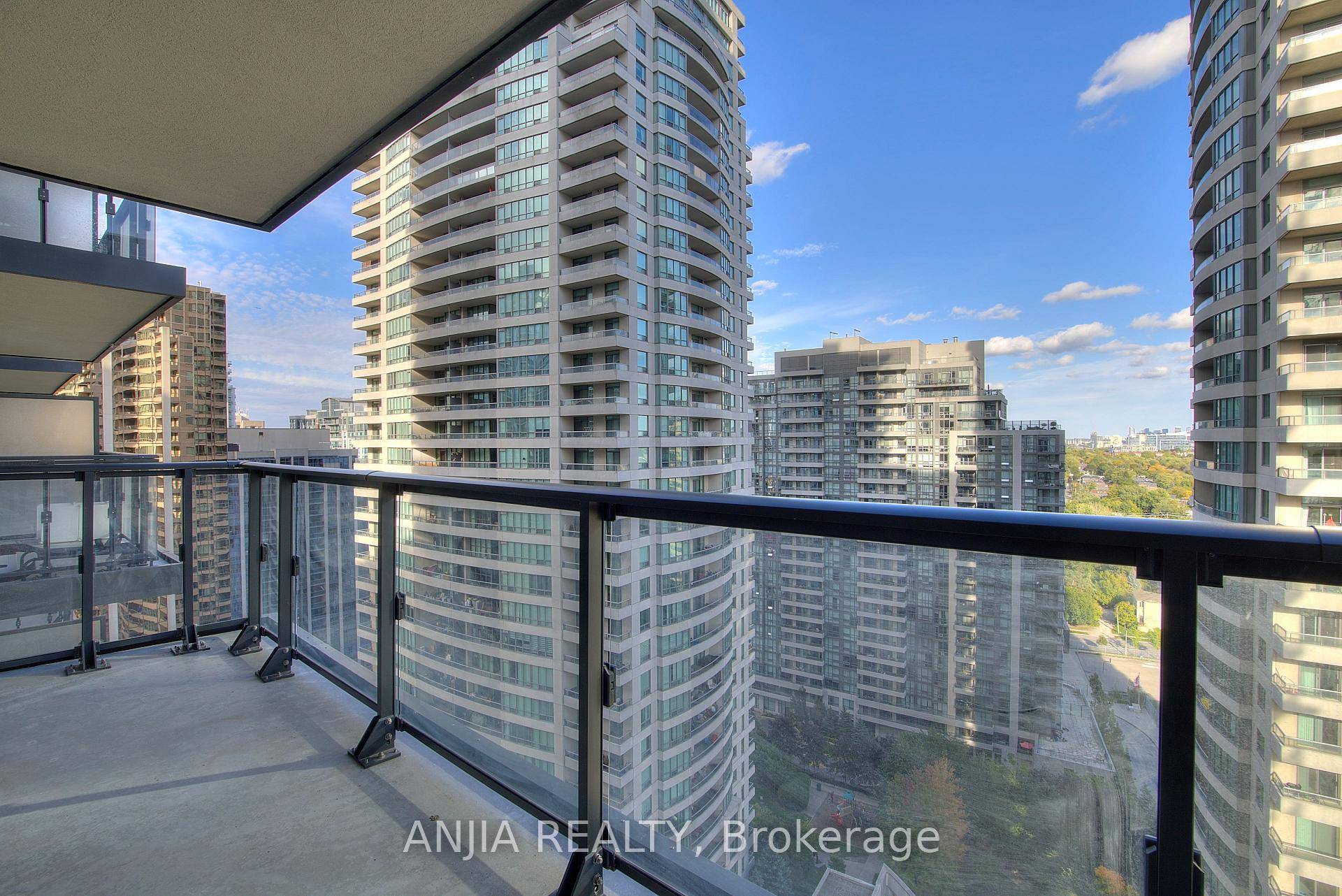 Welcome to the luxurious Pearl Place Condominium, perfectly located at Yonge and Sheppard.