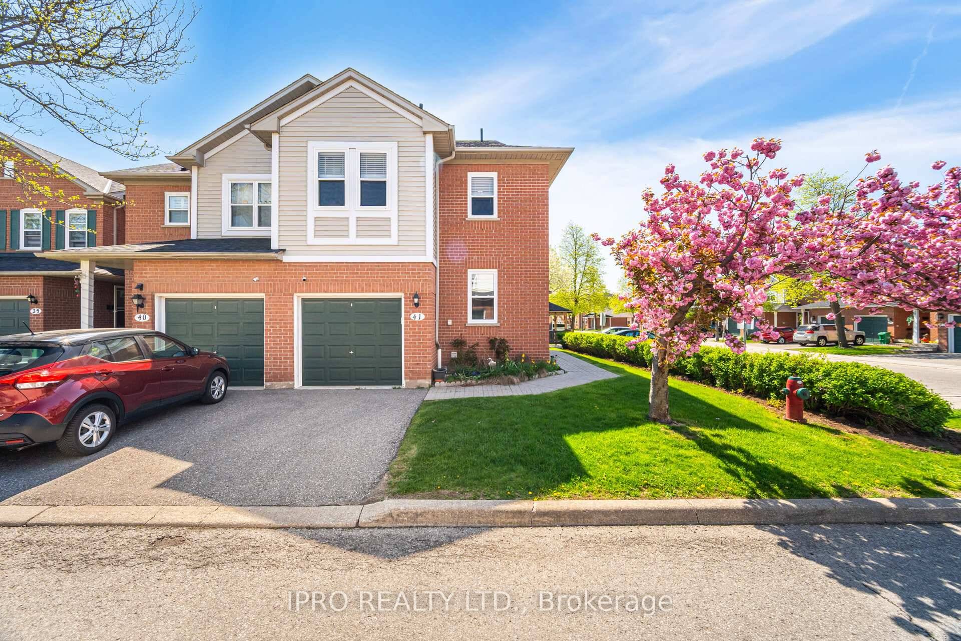 Gorgeous End Unit Like A Semi, In The Heart Of Central Erin Mills.