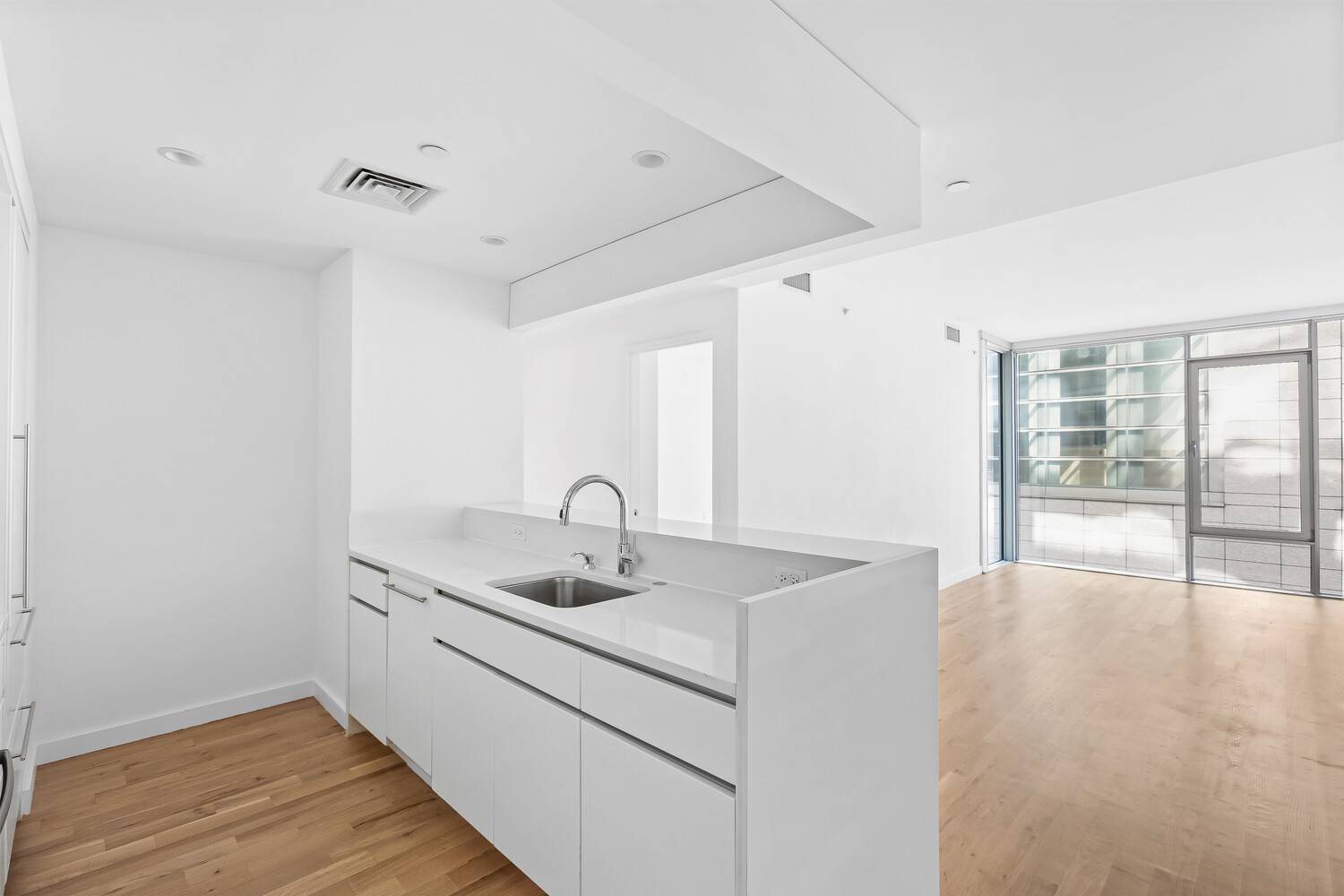 Welcome to 50 Franklin Street, Apt 7A A sleek, sun filled 1 bedroom, 1 bath condo in the heart of Tribeca Manhattan's hottest neighborhood.