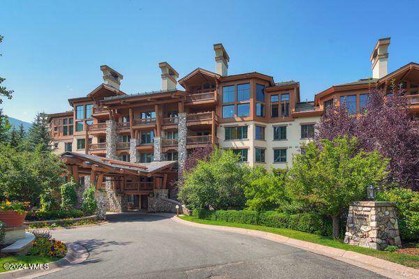 Elkhorn Lodge 202 is a prime ski in ski out location inside the gated Beaver Creek Resort and sits adjacent to both the Elkhorn chairlift and the Beaver Creek Golf ...