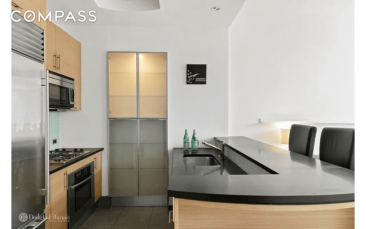 This spacious, loft like east facing one bedroom unit features soaring 10 foot ceilings, an in unit washer and dryer, a private wall safe, and an open kitchen with granite ...