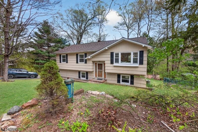 Charming Newly Renovated Bright Lovely 3BR 2BA Idyllic Home Close to Everything Surrounded by Nature.